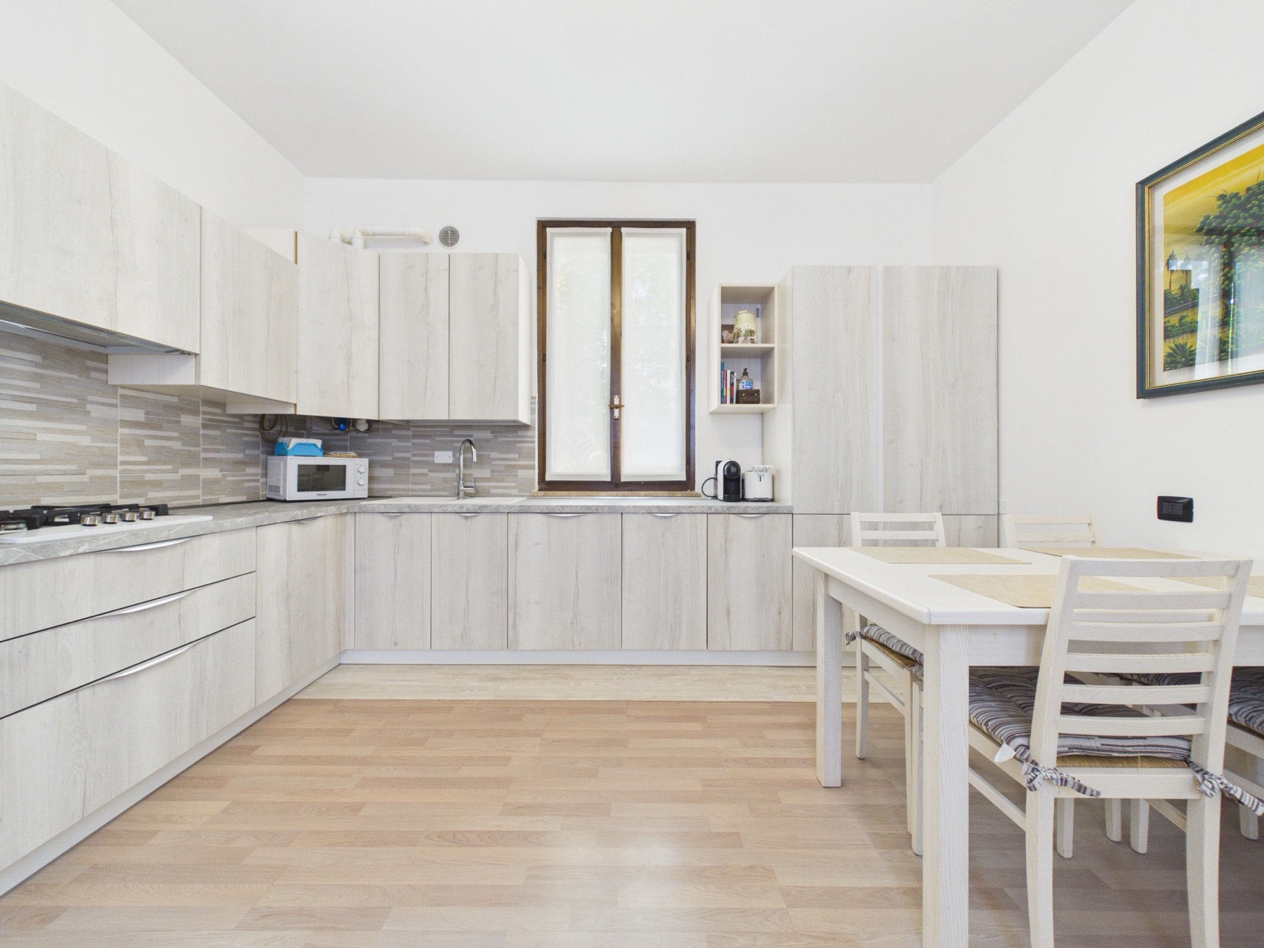 Cucina attrezzata dell'appartamento